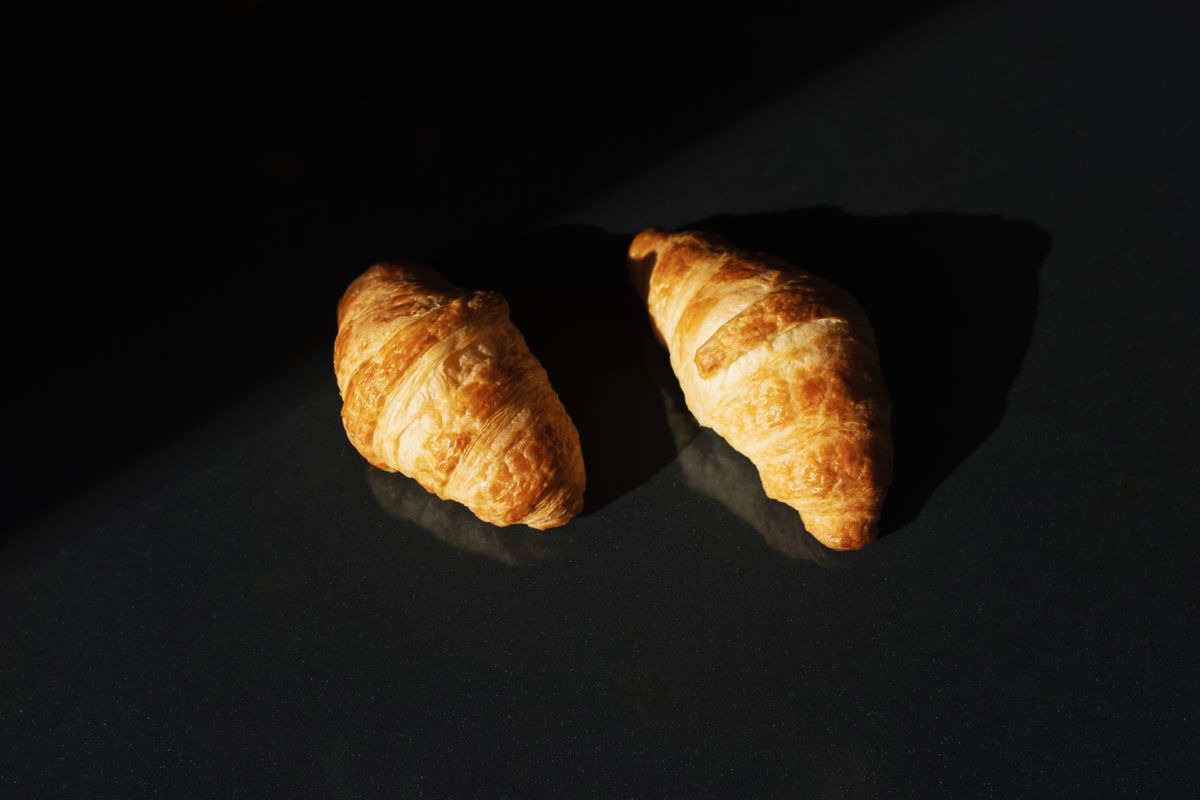 Selección de piezas de bollería doradas, fotografía ilustrativa