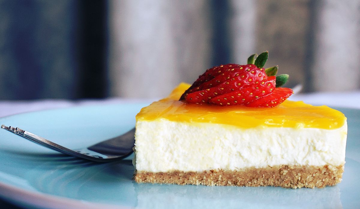 Porción de pastelería en un plato, fotografía ilustrativa