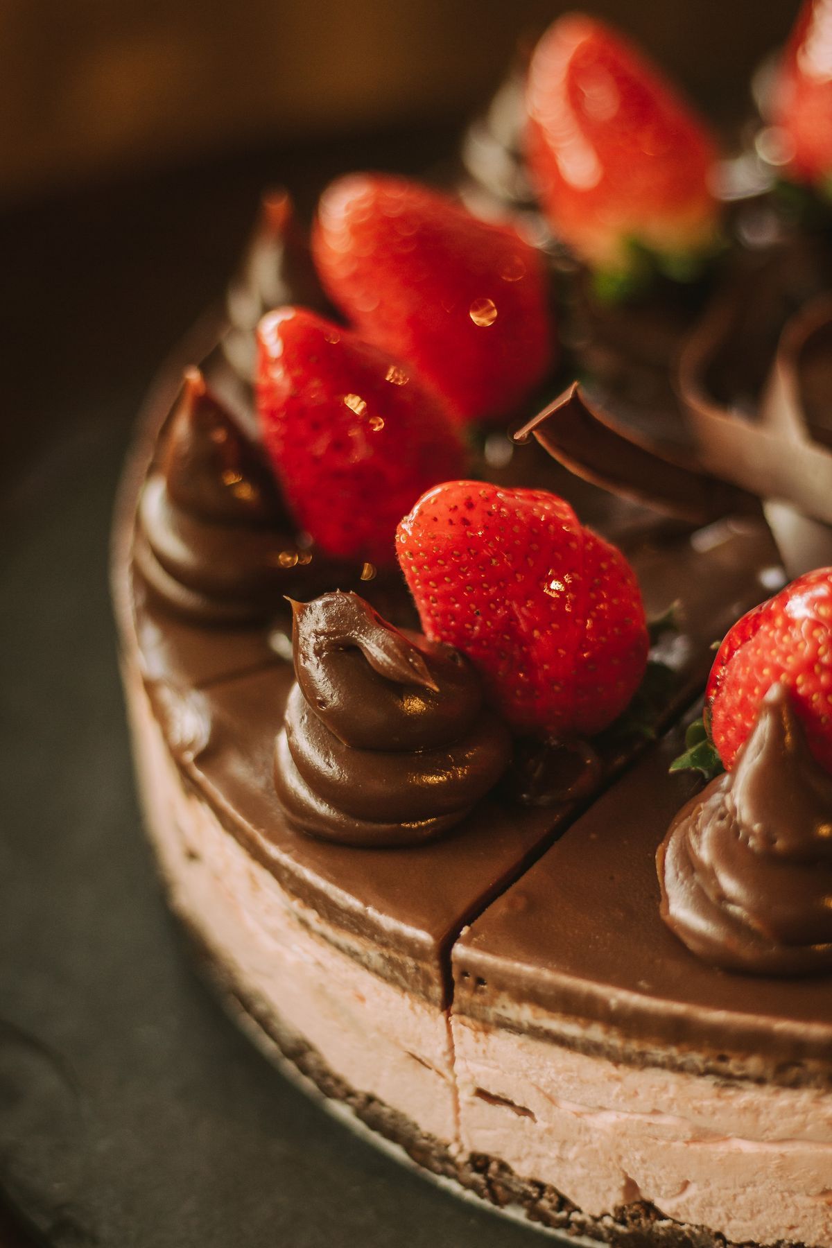 Torta decorada con frutillas, fotografía ilustrativa