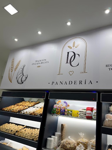 Identidad de Del Castelar y bandejas de facturas en el interior del local